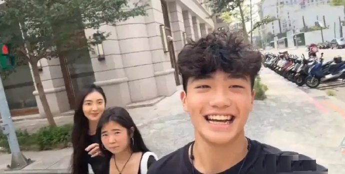 曹格的基因好像全传给了女儿，反观儿子是专挑父母的优点长啊​​​