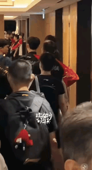 小石头，你的红色包包有点“碍眼”啊！[捂脸哭]莎莎一不留神，走进了男队里了。网友