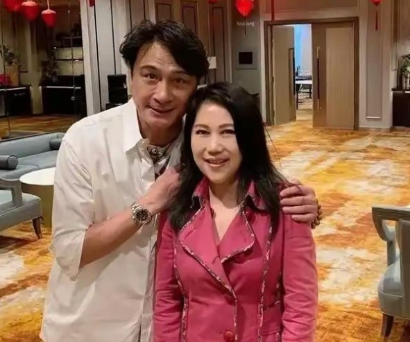 她嫁给吴镇宇24年从不做家务，54岁仍像少女，堪称最幸福的女星