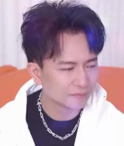 2026年初，多位彩铃时代的“退圈歌手”重返舞台，掀起全网怀旧风暴。综艺《有歌