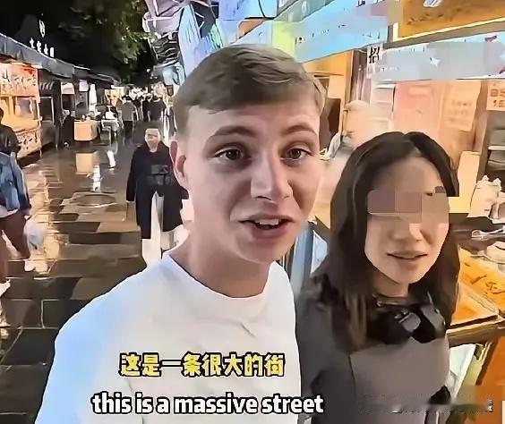 在西安回民街，一中国女生，被一英国博主搭讪，两人共吃了一份麻辣烫，是英国博主付的
