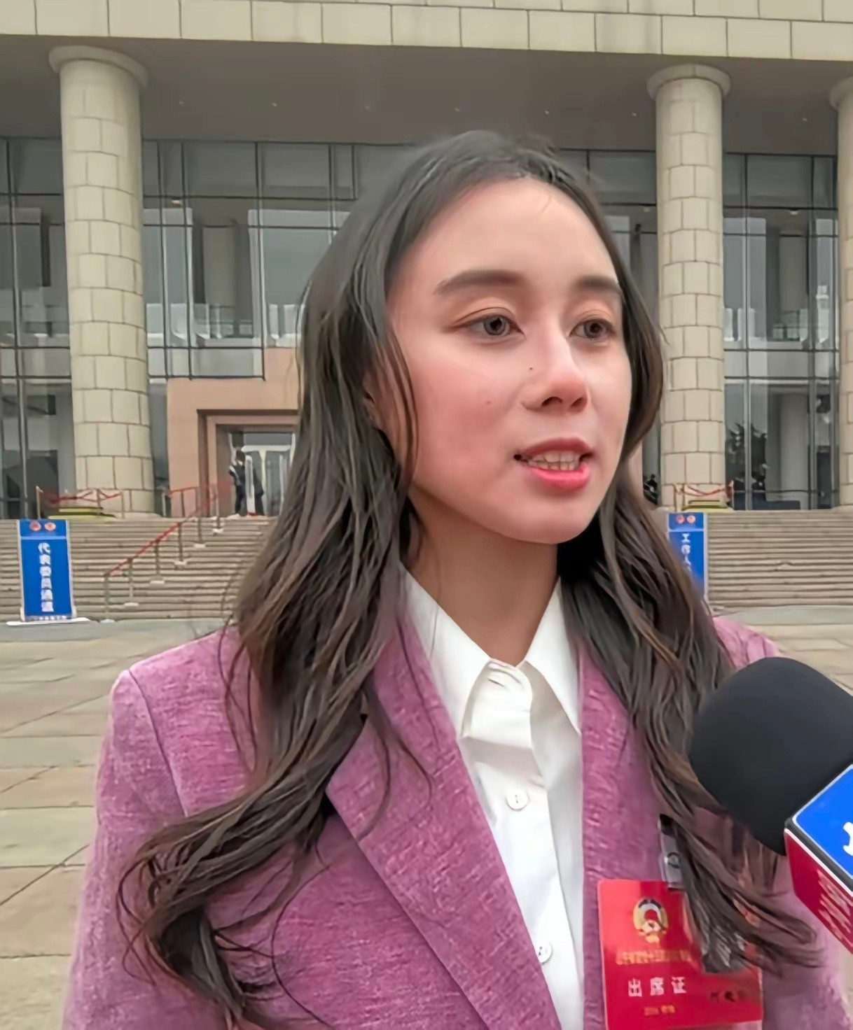 赌王最小千金何超欣素颜接受采访，网友直呼认不出！差点没认出这是赌王小千金何超欣！