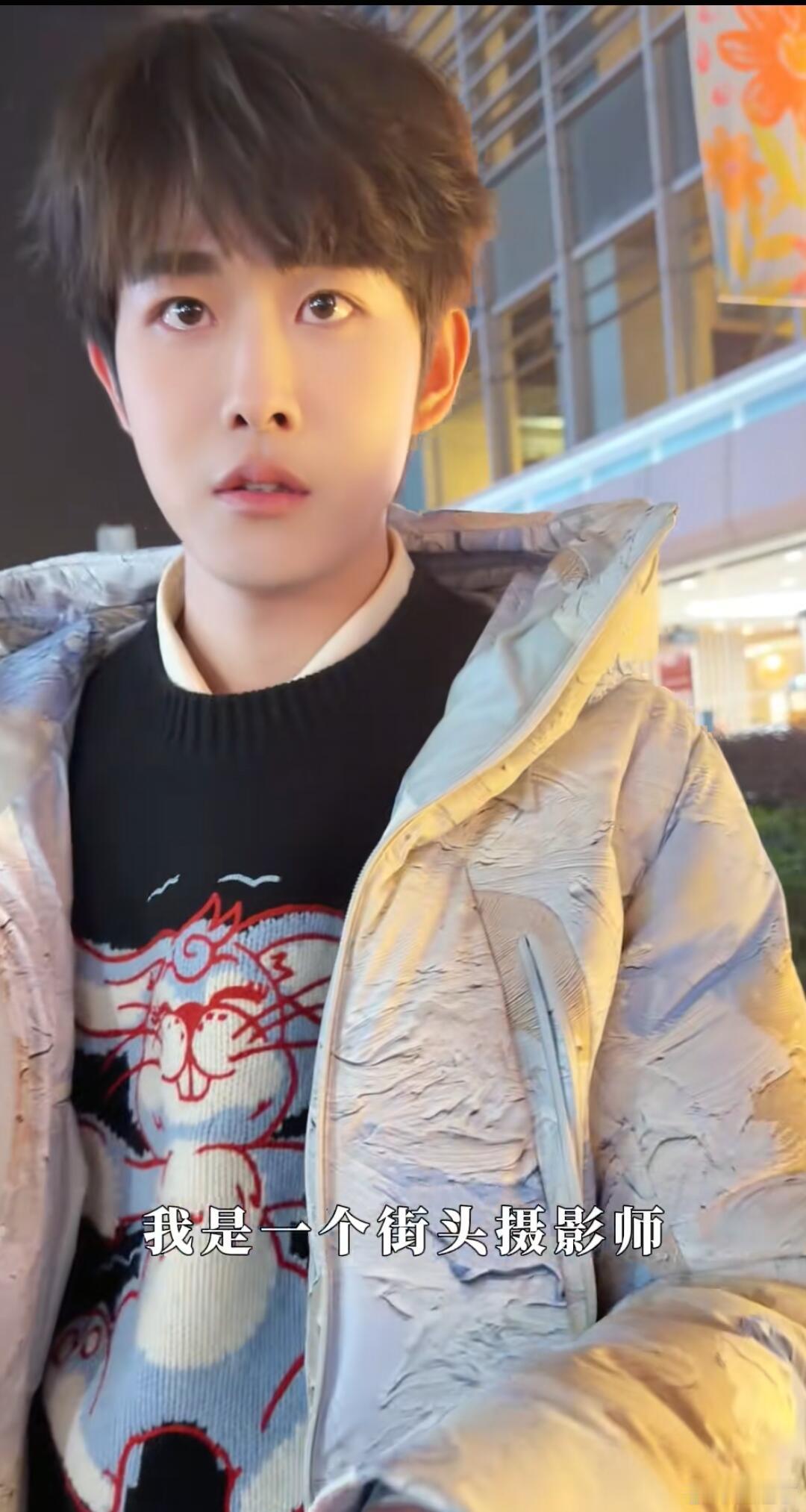 做街头摄影师可以偶遇田嘉瑞路过，但完全走不动道了。请问现在扛着相机满上海溜达还来