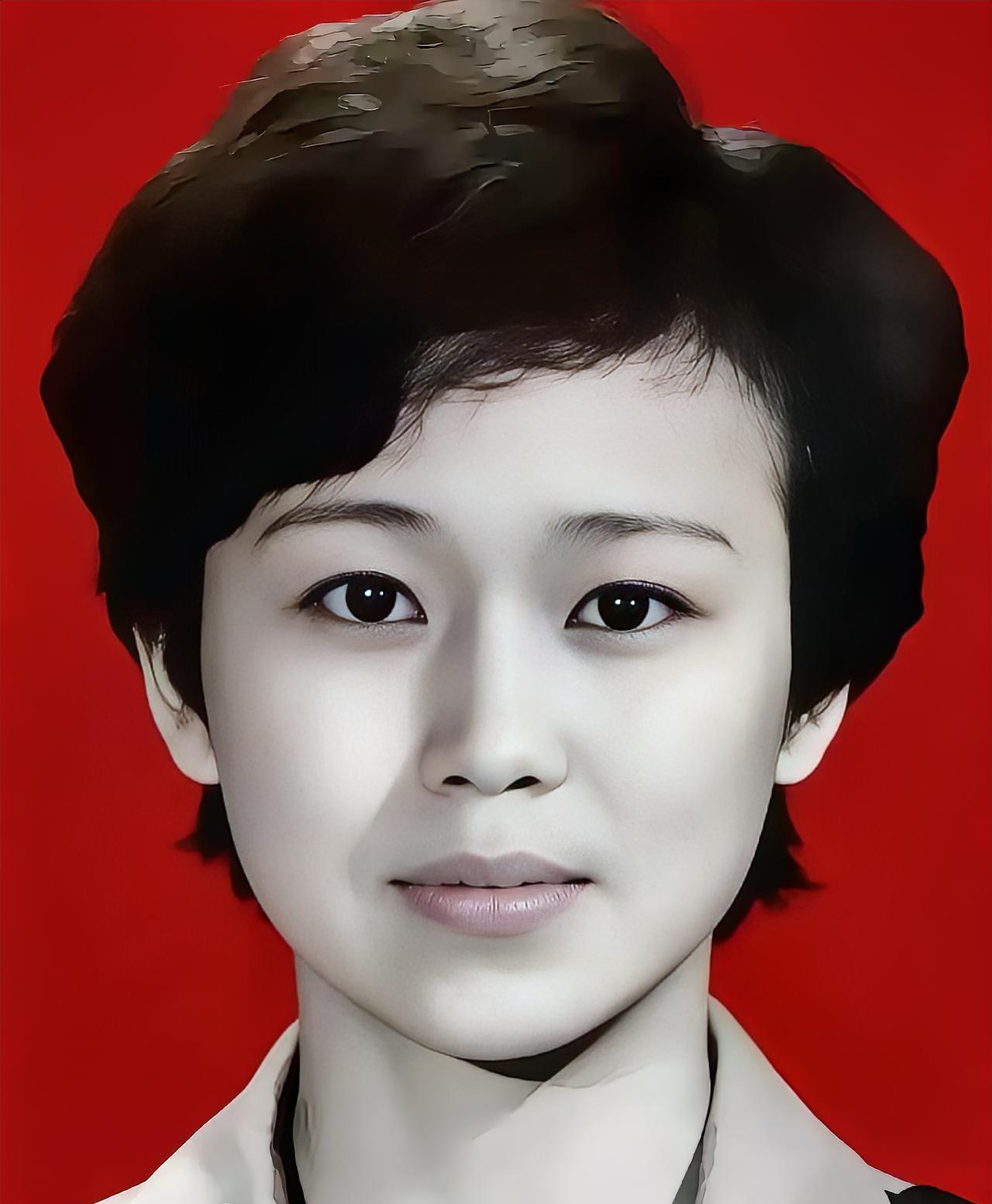 1984年，老山战场的救护所里，一个不满18岁的女兵，已经连续3天3夜没合过眼了