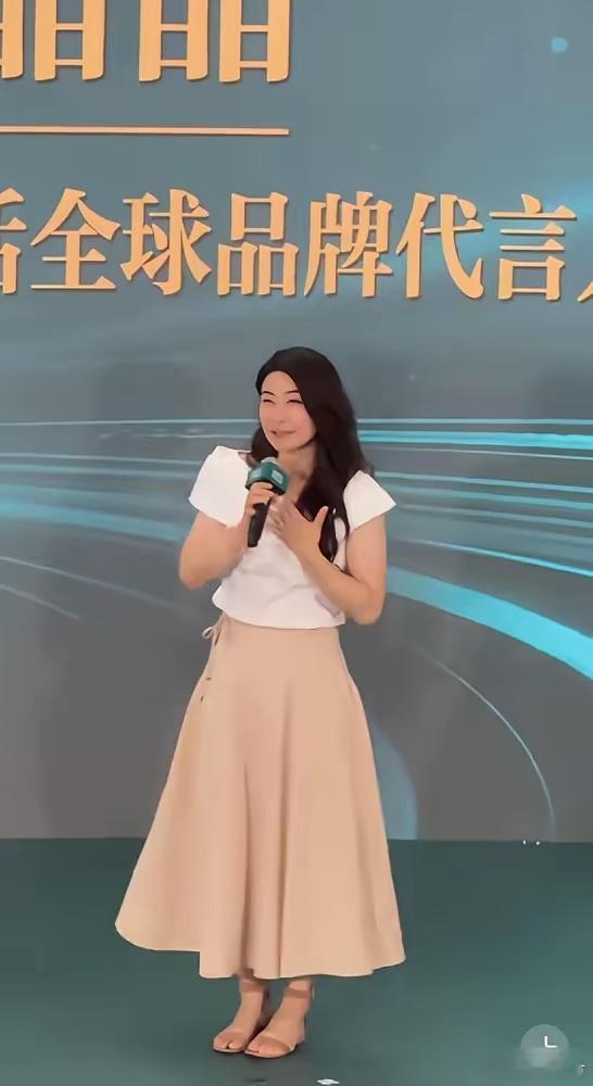 郭晶晶太狠了，在新加坡和杨澜同台，竟然连句话都说不囫囵。活动现场，杨澜主持游刃