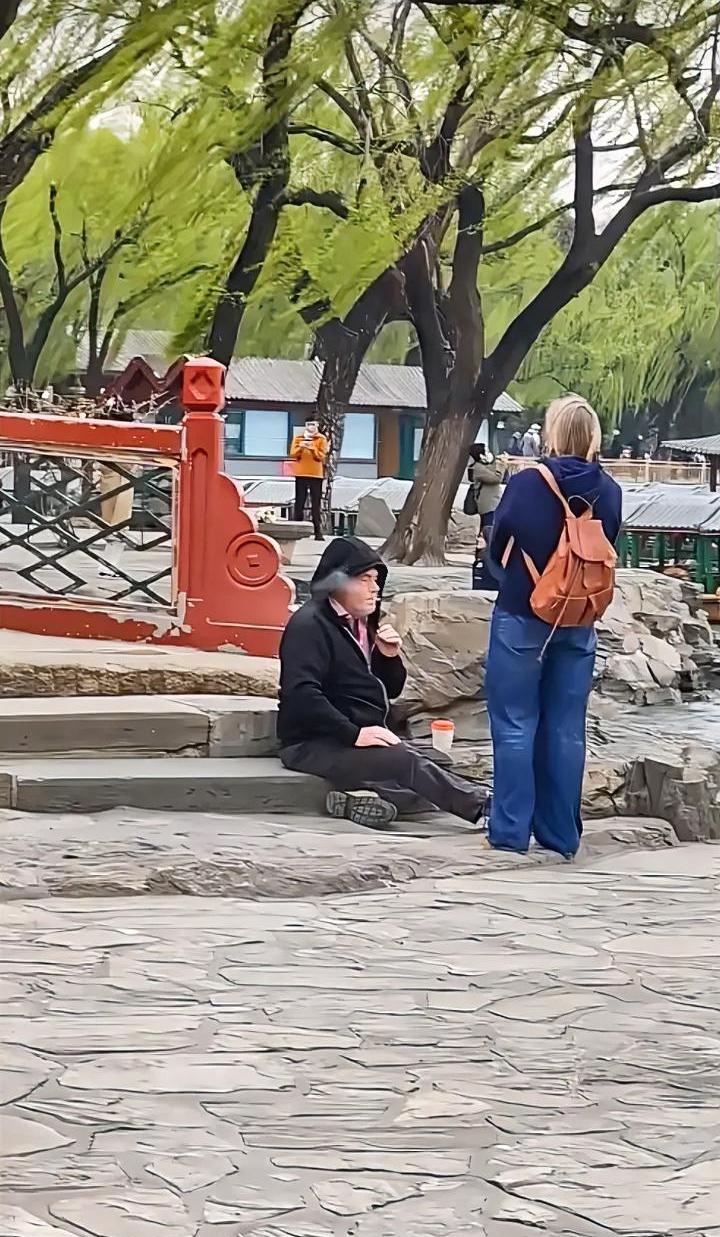 外国人在颐和园抽烟，保安在一边视而不见？近日一游客在颐和园知春亭，发现一名外