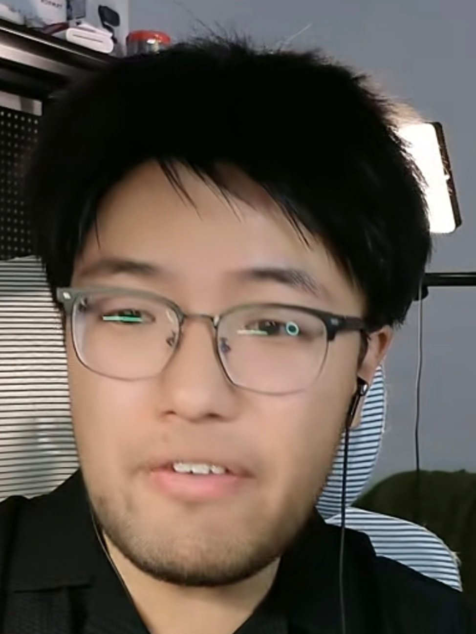 这兄弟胡须两三天就长出来了。​​​