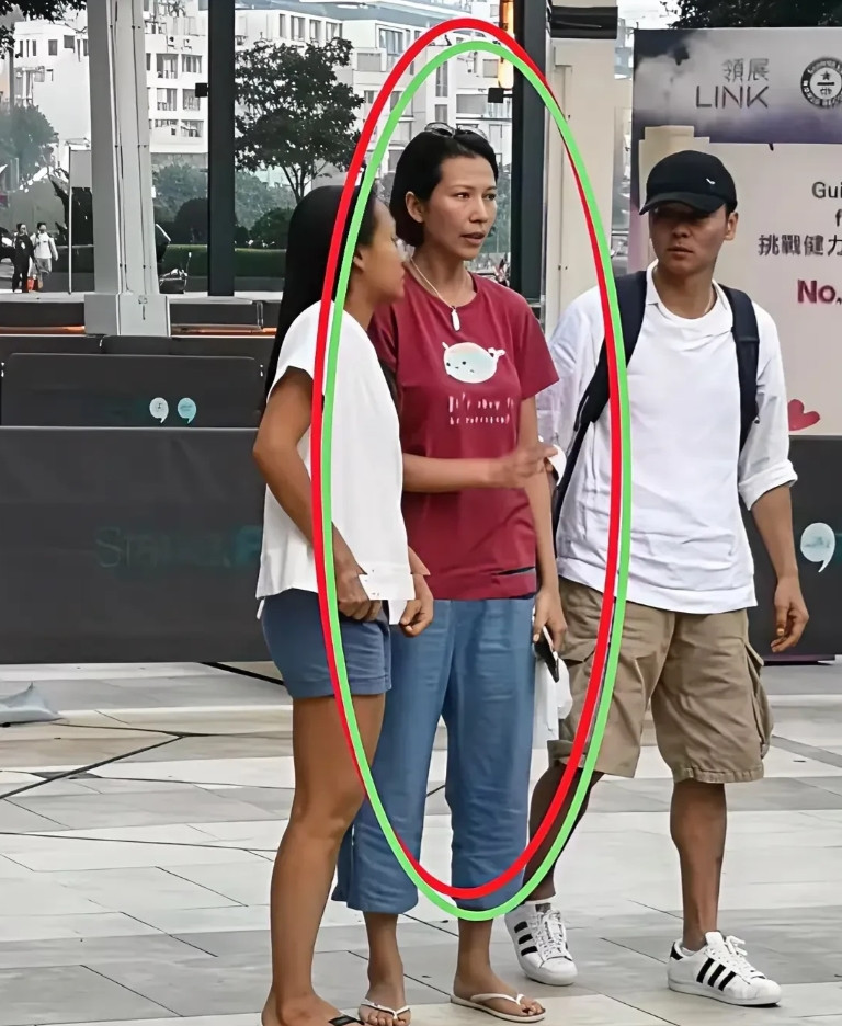 事实证明，香港明星穿搭真的很随意啊。[玫瑰][玫瑰][玫瑰]