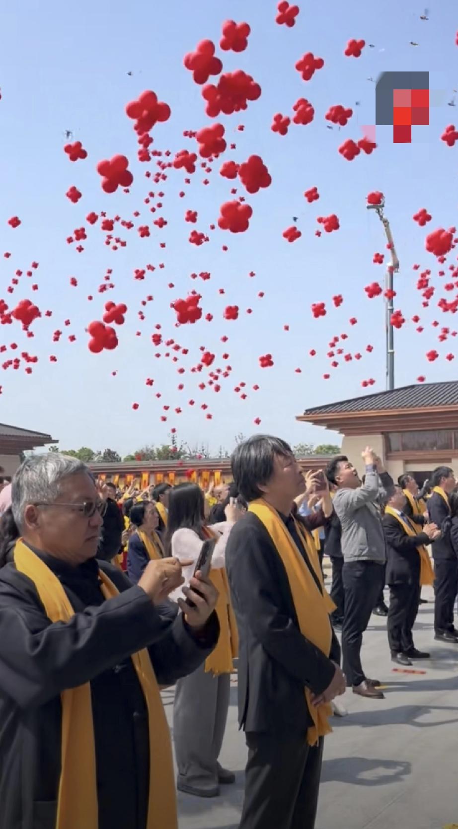 4月19日，刘震云回到河南新郑参加拜祖大典好低调，没有站在第1排，而是站在后面的