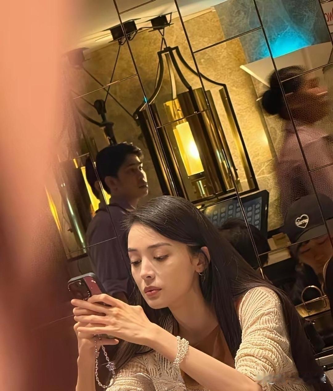 不怪那么多人喜欢古力娜扎，路人镜头下素颜都那么好看。