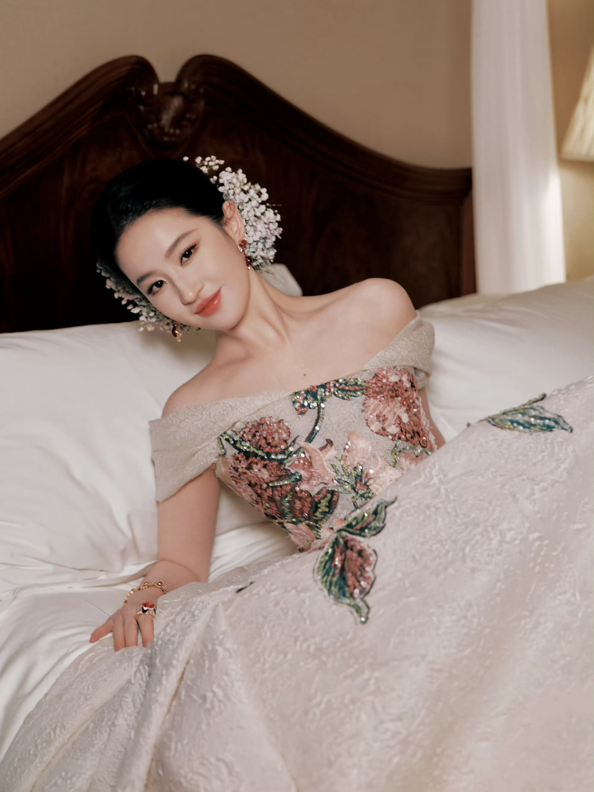 刘亦菲xVOGUE时尚之力盛会天仙出手,自然是顶级配置。来自ElieSa