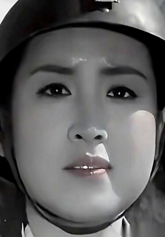 刷到这张老照片，我愣了三秒。真的，现在我们天天挂在嘴边的“神颜”、“顶配”，在