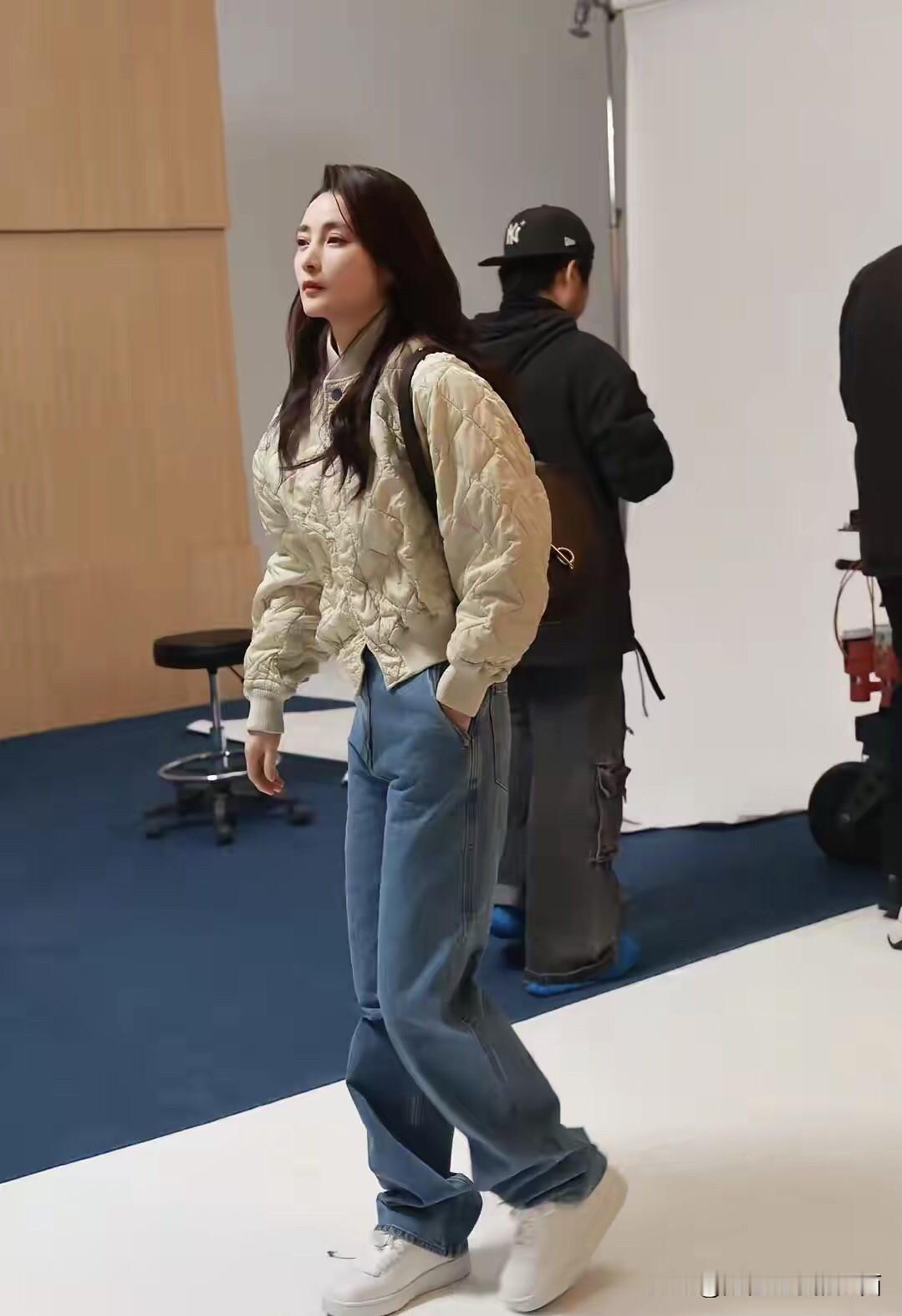 蒋勤勤的身高不是很高挑，但当我看到她的生图，才彻底明白，什么叫顶级的气质，50岁