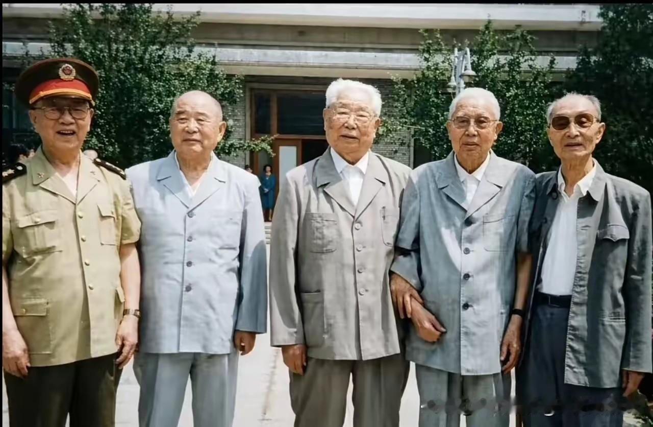 📸照片介绍（从左至右）依次为：刘华清、李德生、陈锡联、王平、张爱萍，五