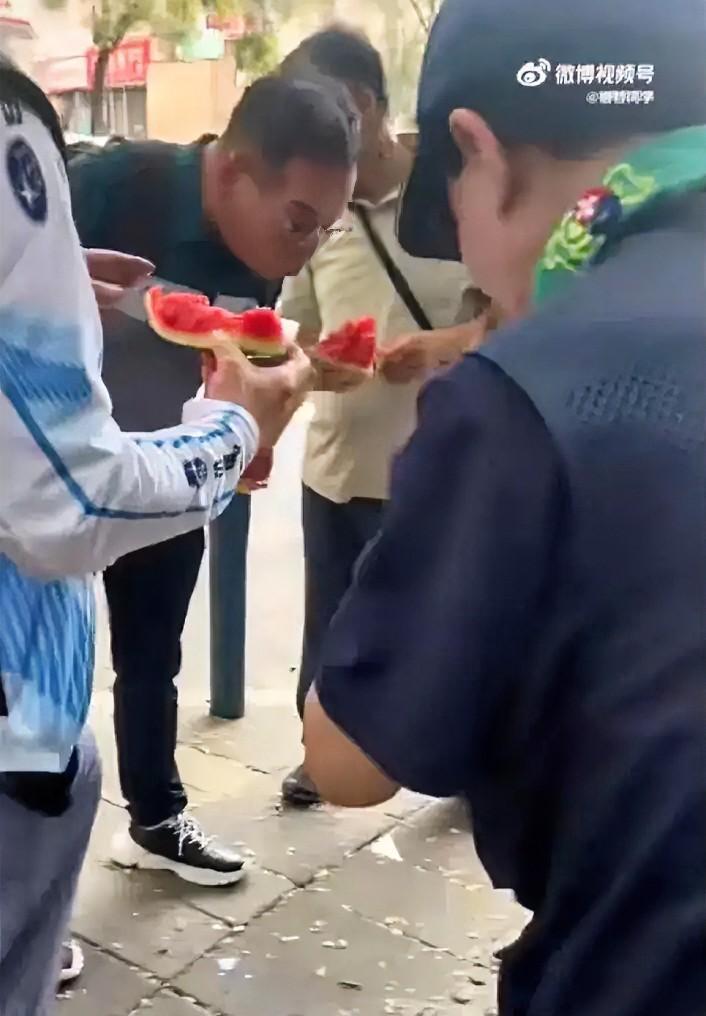 大连街头，一群刚下飞机的韩国游客，拖着行李箱就百米冲刺往西瓜摊跑，那架势感觉下一