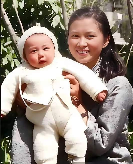 1952年粟裕大将夫人楚青，这气质真的绝了偶然翻到这张老照片，一下子就被吸