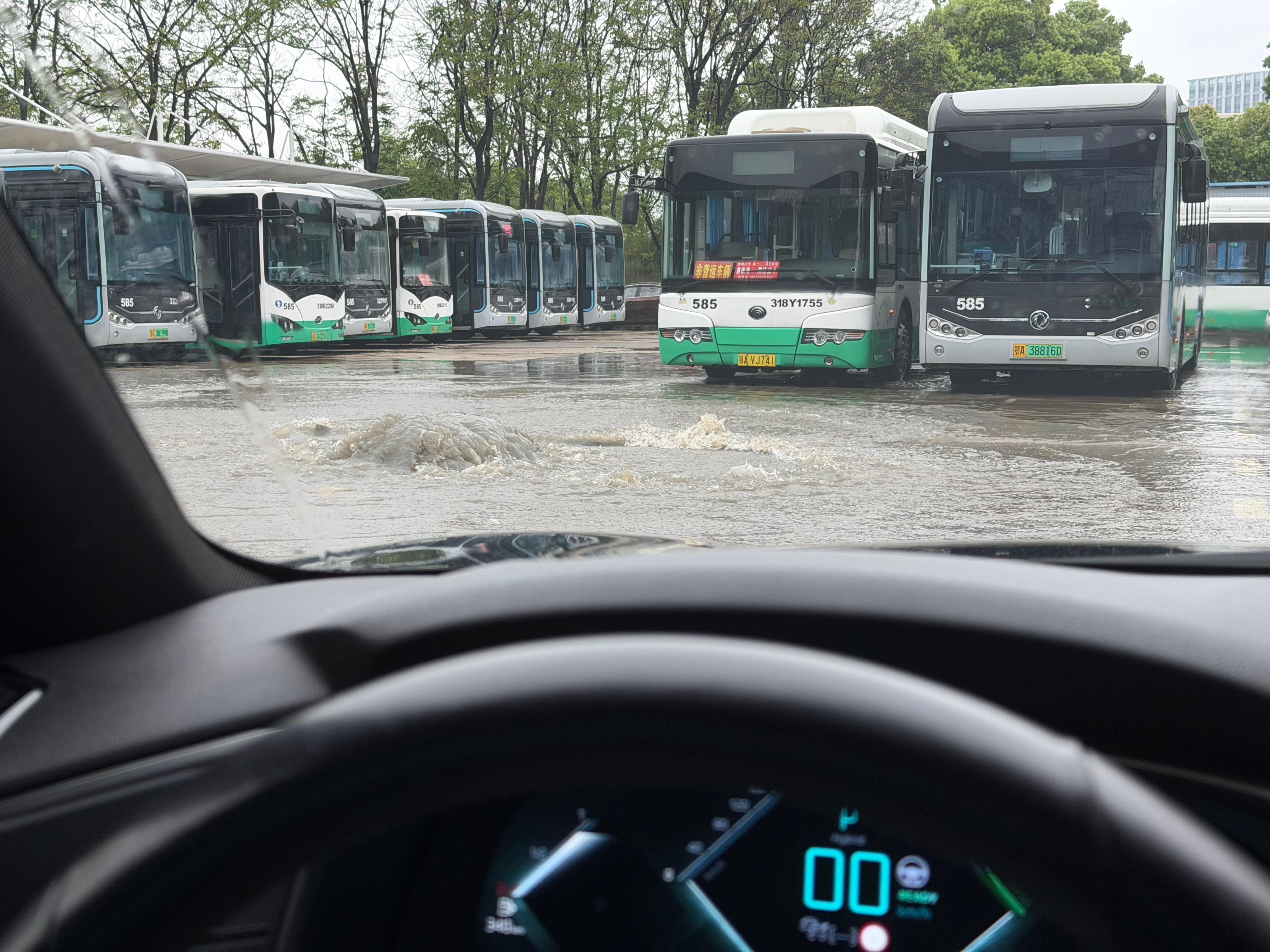 武汉暴雨武汉全城被洗的干干净净，下水道直接冲爆了。。。