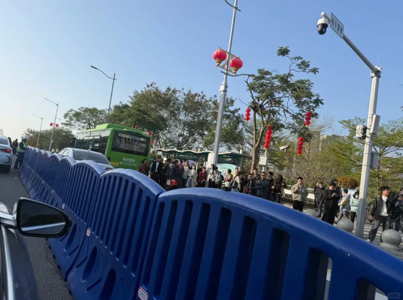 【横沥地铁站为了违停真的是拼了】最近有南沙市民反馈，横沥地铁站最近路边被放上了一