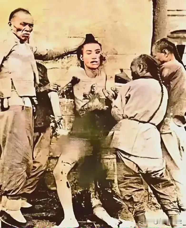 这张照片拍摄于1905年9月24日的北京正阳门火车站。记录的是革命烈士吴樾行刺清