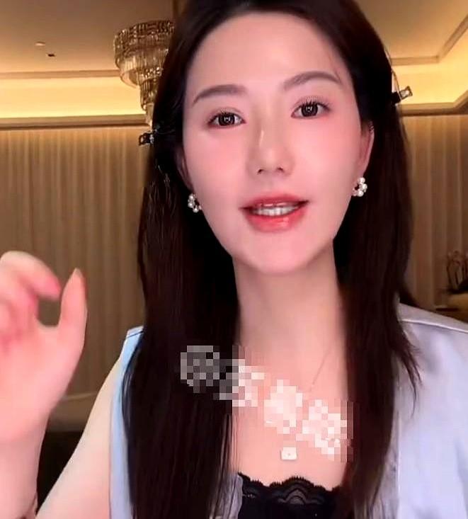 网红“猴哥说车”的前妻何钰欣，在直播间的一番真心话。她说起以前当空姐的日子，头