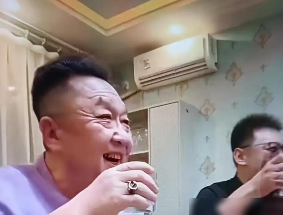 于谦私下跟曹云金喝酒了。德云社闹成那样，他愣是一句话没说，现在却坐一桌了。这老