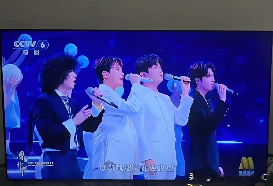 今年大湾区演唱会成了“真唱照妖镜”深圳湾体育馆里，本来是群星跨年的热闹，结
