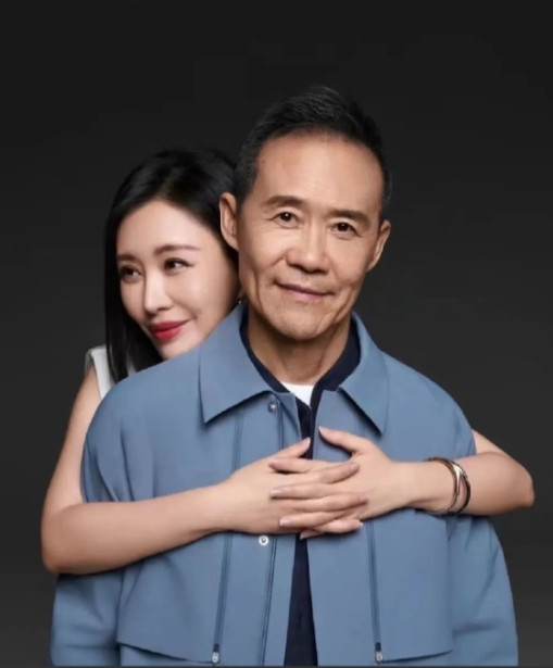 2012年，61岁已婚已育万科创始人王石恋上31岁未婚未育小演员田朴珺。婚后田朴