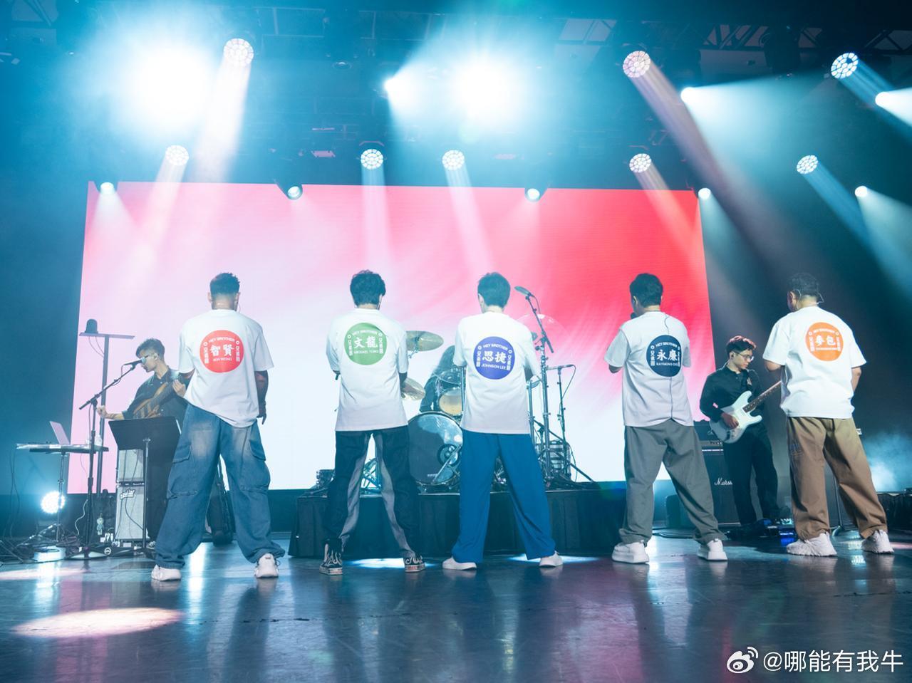 五位哥哥在演唱会上的每一次互动，都让人感受到浓浓的兄弟情👬