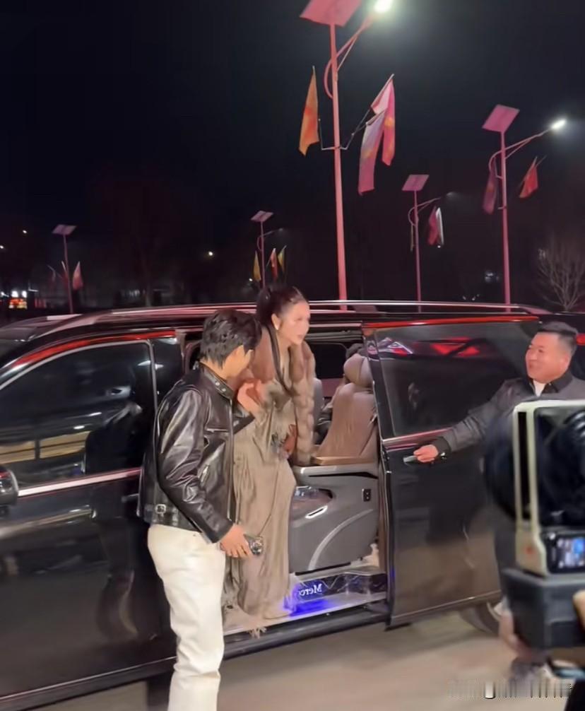 盈公主正式见纳迪尔的家人，场面隆重，盈公主也是穿着礼服去的，纳迪尔的二妈跟盈公主