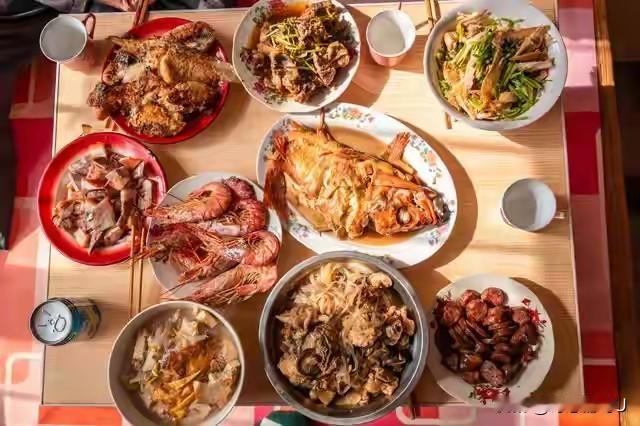 大年初二这天，35岁的小李提着过年的东西去舅舅家拜年，刚进门就听见舅舅在里屋抹着