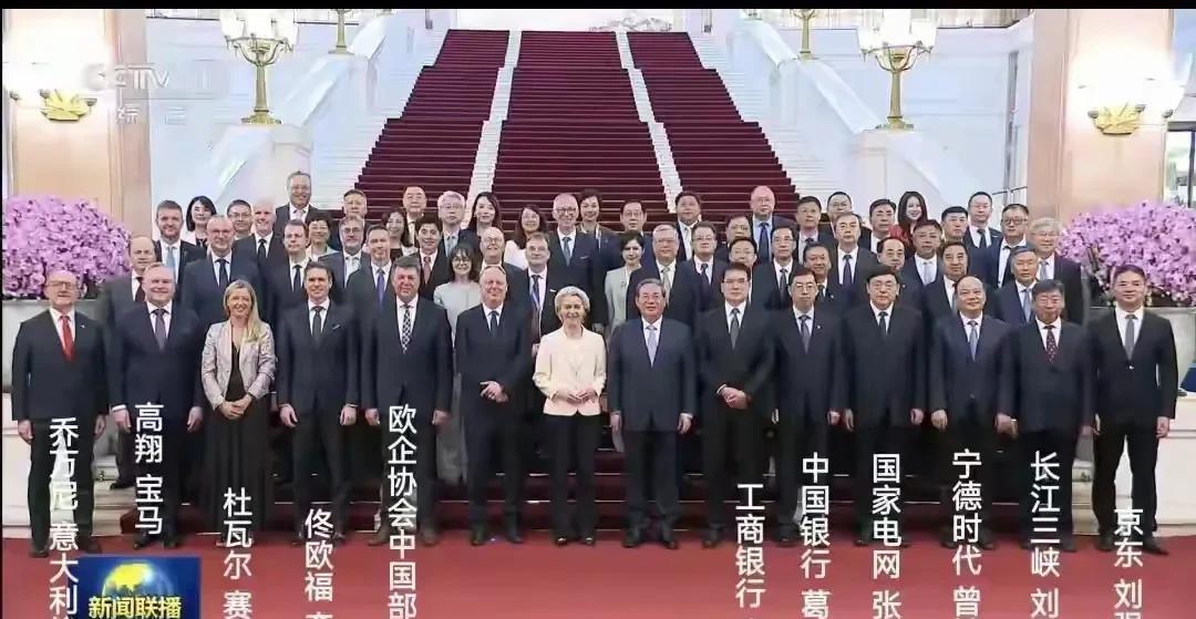 京东该有的政治待遇！虽然刘强东有美国被“仙人跳”的事情，但是确确实实做了很多事情