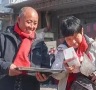 神秘老板现身江西！2129万现金全送出，只为做一件事当一沓沓百元大钞在江西安义