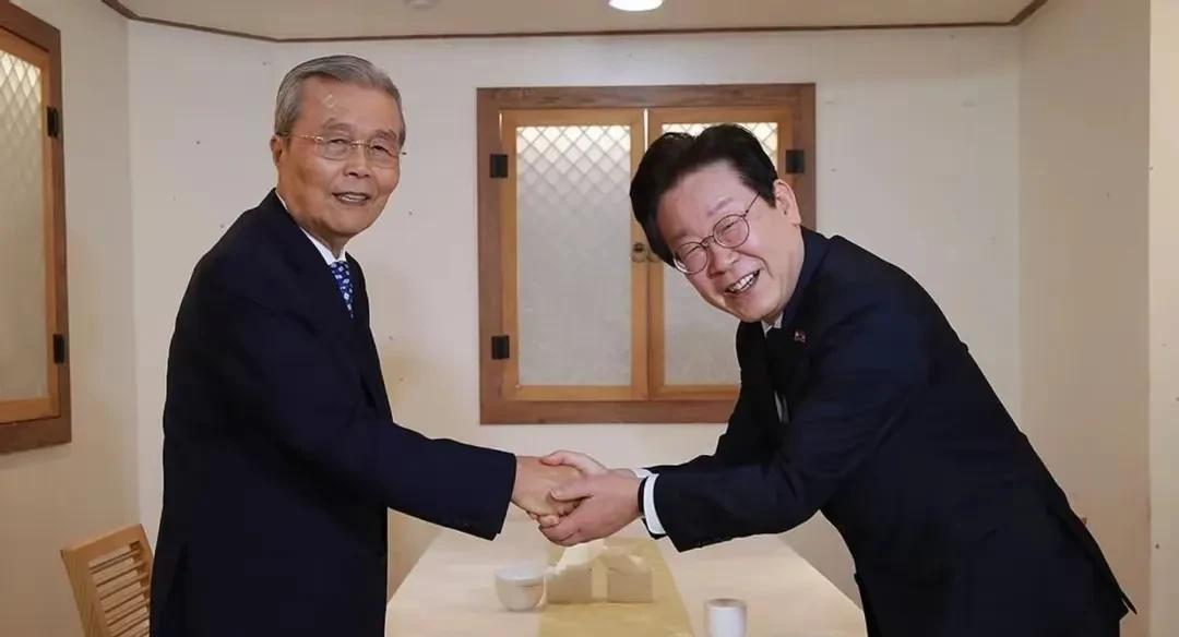 韩国总统李在明，害怕了！慌忙出来解释，韩国没有跟中国好，美国还是第一位的！美方