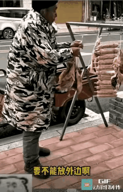 大爷没想到监控把他的丑态拍得一清二楚，这会拿得多开心，等会送得多尴尬。大爷开着