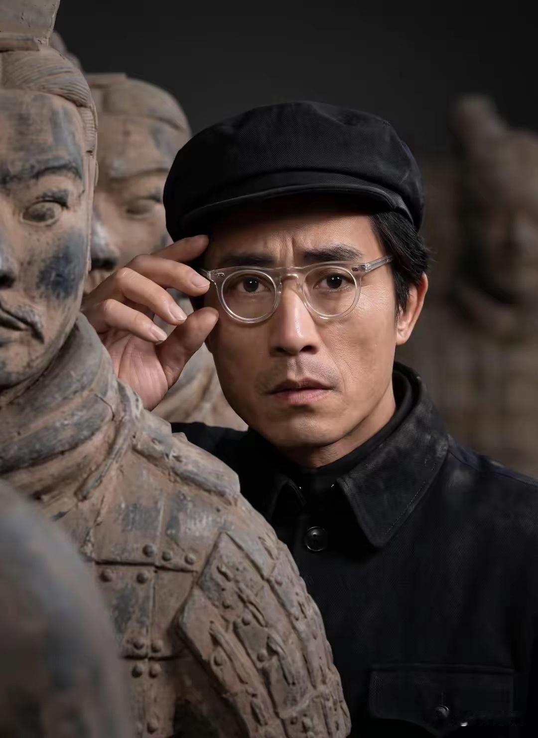 这是张艺谋在拍摄电视剧的时候在兵马俑博物馆拍摄的照片…这样的待遇，在现在应该