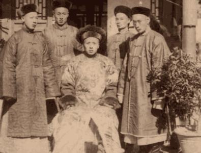 光绪死前半年，亲手写下一份病历：遗精二十年，每月十几次。2008年，科学家从他头