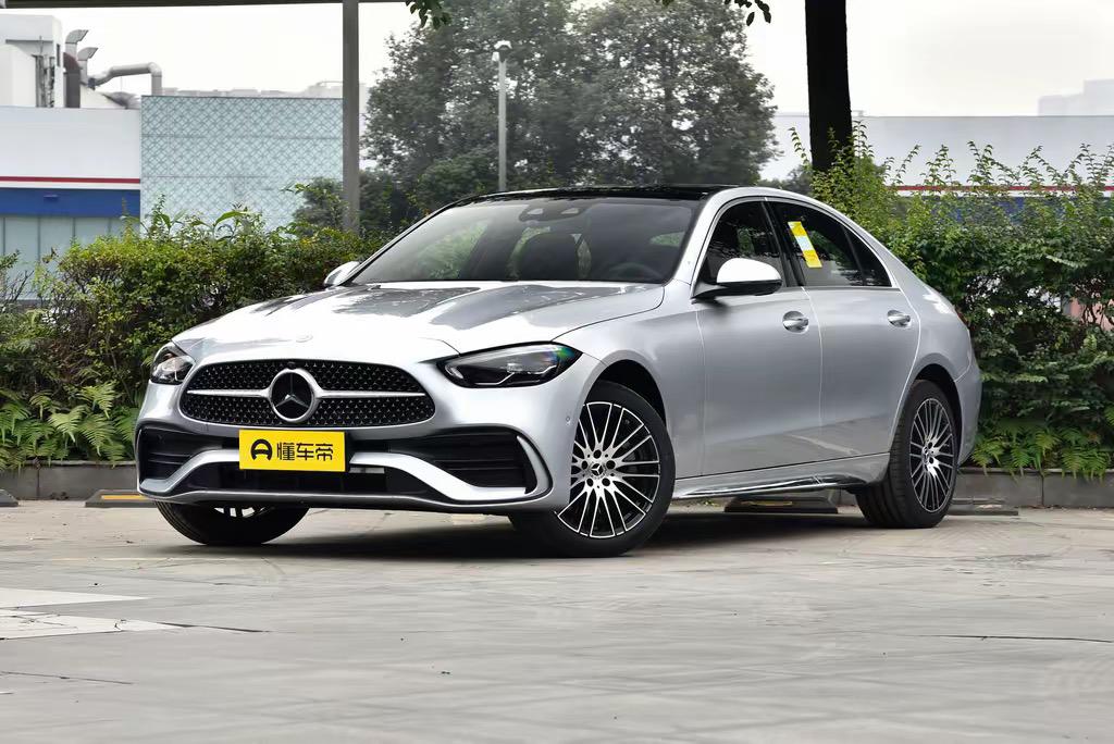 周末特意去奔驰4S店逛了逛，主要想弄清楚当下奔驰C级的真实价格情况，毕竟网上报价