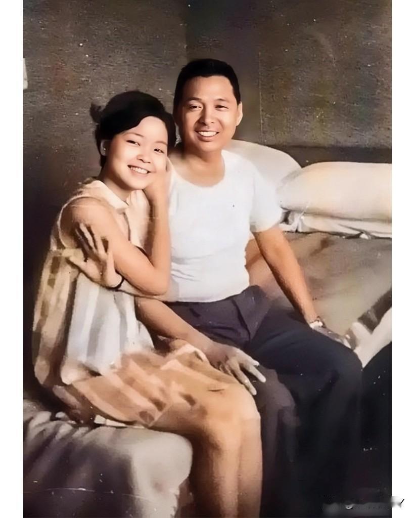 这是邓丽君与她父亲的一张珍贵合影，拍摄于1970年。那时候邓丽君十七岁，父女俩脸