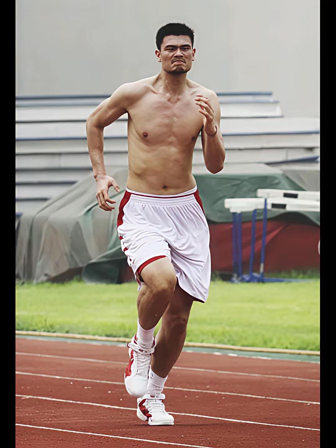 姚明球员时代的身材真好，管理体重也非常好