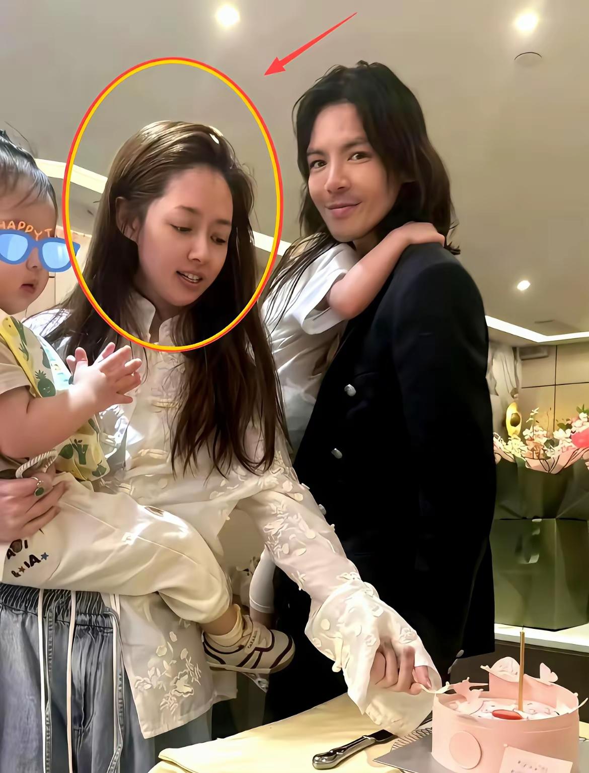 谁能想到，锁死向太的从来不是郭碧婷的撒娇功夫。向太手机壁纸早说明白了——不