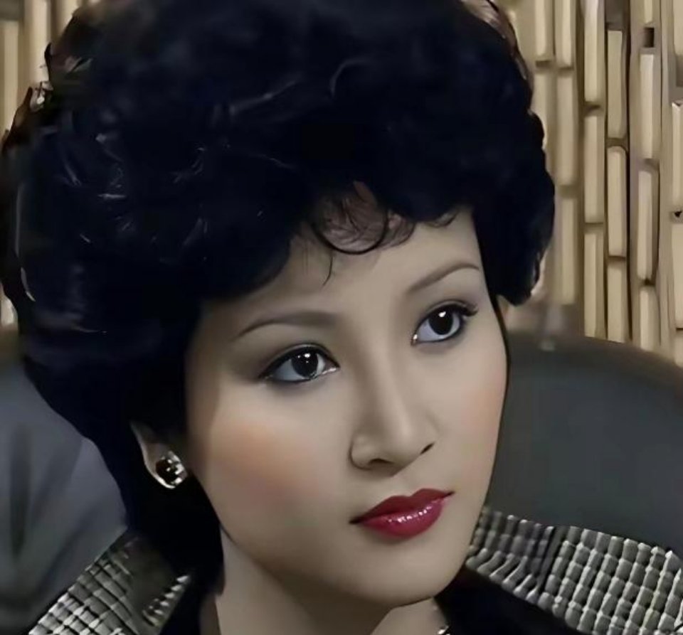 别再说刘晓庆不好看！跟狄波拉同框对比，难道刘晓庆的美貌会逊色吗？​