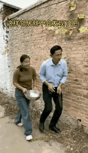 这俩子的表现在农村虽不普遍但确实有很高的比例，邻里有什么事不好，关起门来悄悄笑话