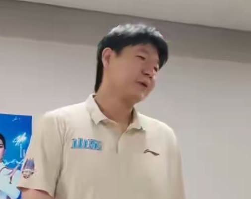 山东男篮把状元签拍在桌上，结果呢？夏季联赛，谢智杰成了全队围着转的那个仔。