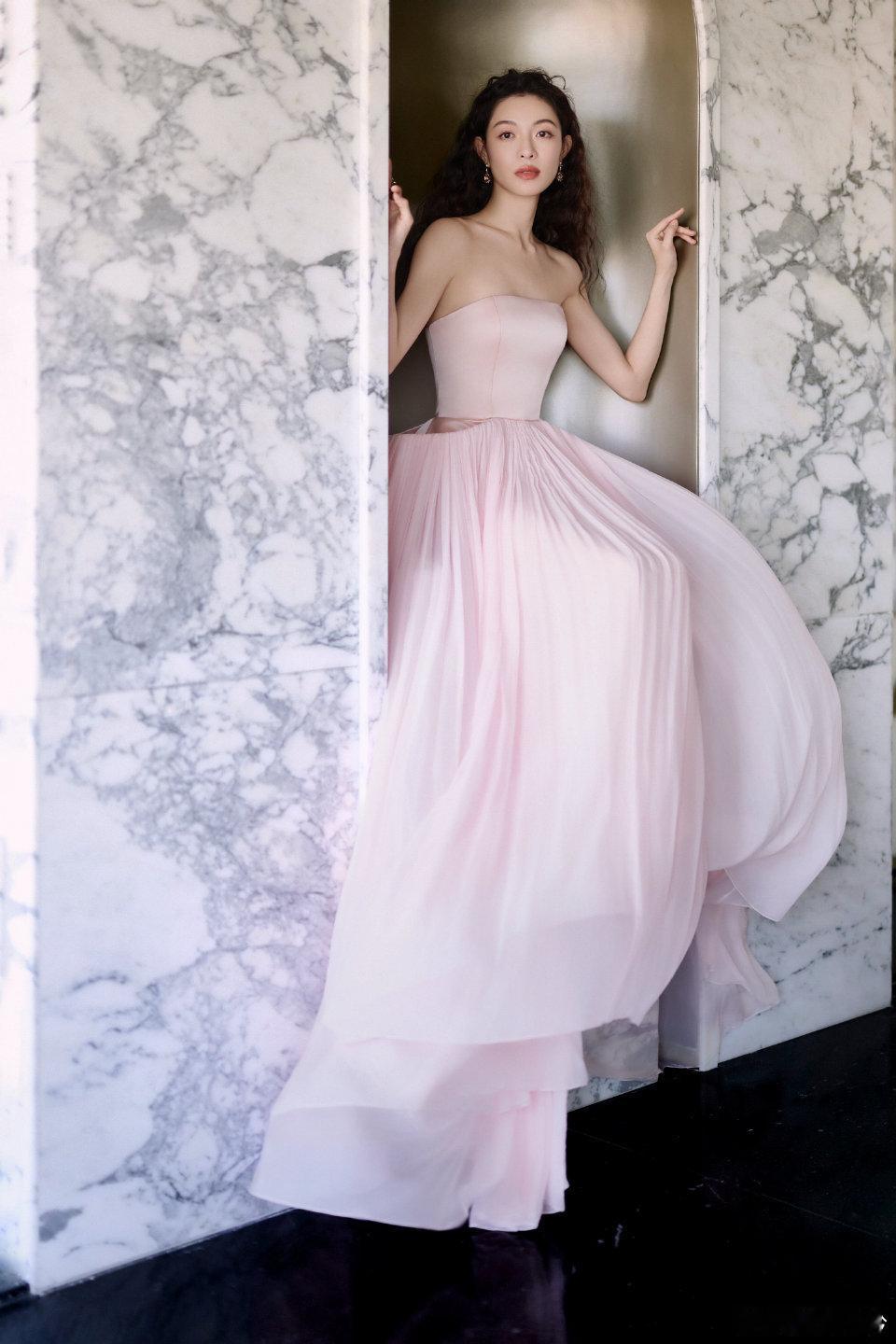 拿下金鸡最佳女配，可不是偶然！把每个配角都演得有记忆点，用实力说话的样子超酷，这