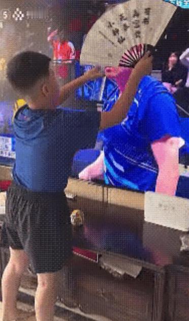 我估计大家做梦也想不到小胖能赢下比赛靠的不是他自己，反而靠的是屏幕外的“小孩