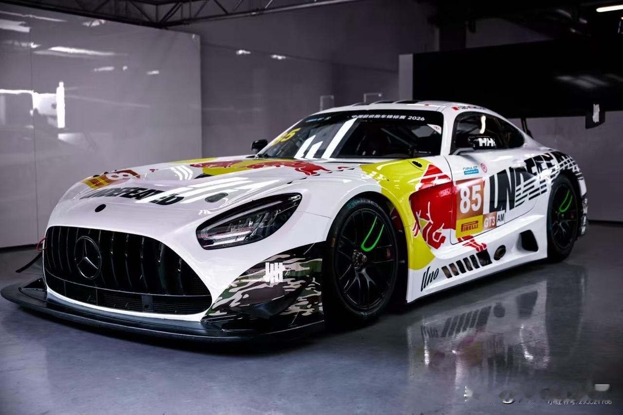 王一博的新车又换涂装了。品牌可真宠他，时尚潮帅的新车衣时刻换不停。私下练习要