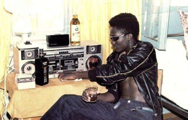 苏联时期，苏联军校培训大批非洲军官，非洲黑人军队水平还是如此菜。拿着补贴的非洲军