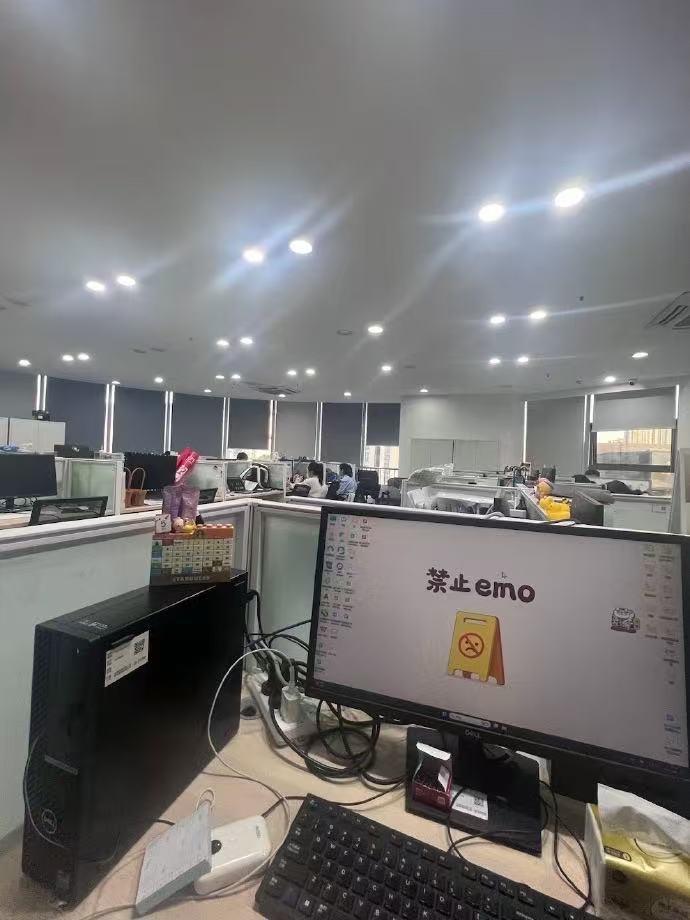 昨天来两个面试的一个42岁，有十几年的相关工作经验，一看就是那种“把坑都踩过一