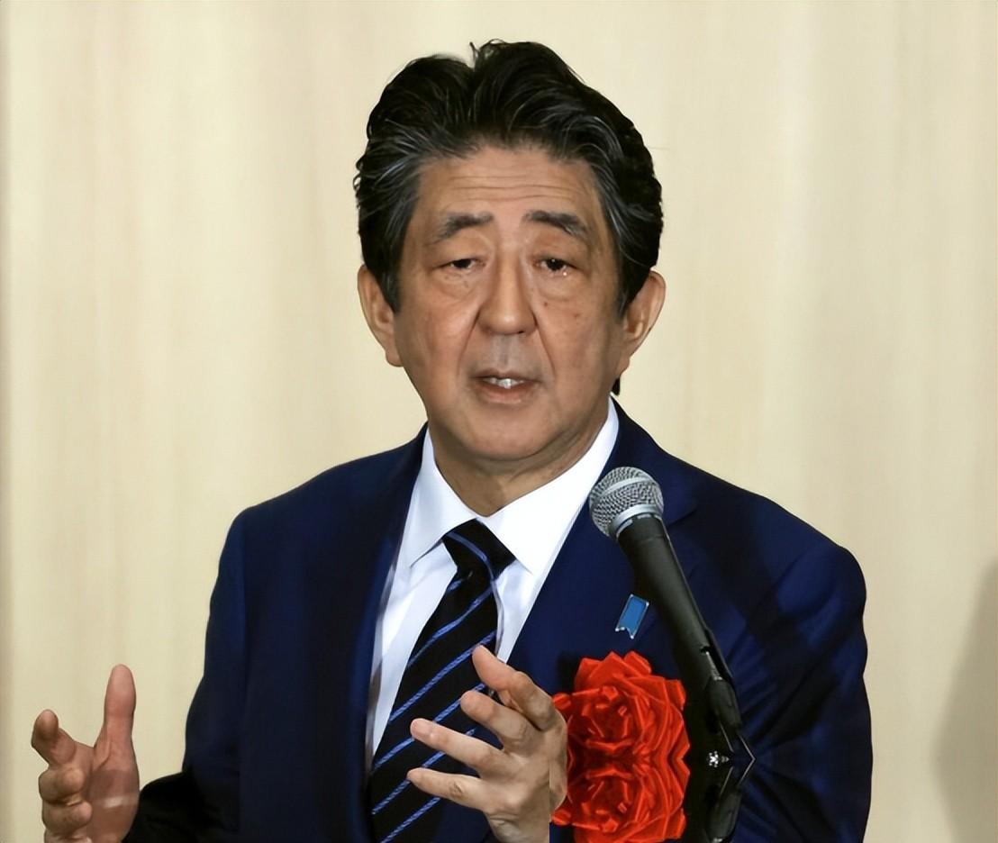 日本政坛这回可是被最大的“金主爸爸”当众敲打了一番！就在7月14日，针对首相高市