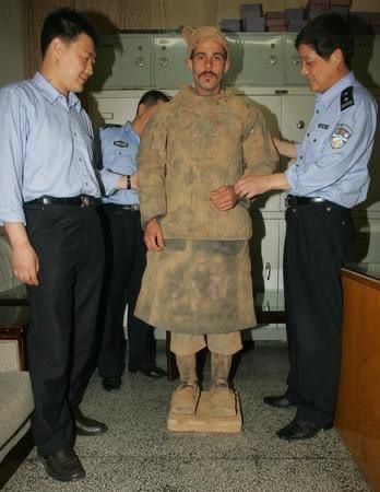 2006年德国艺术系学生巴勃罗·温德尔（PabloWendel）身着古装，在西